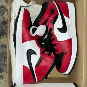 Jordan 1 Mid Youth 7 (Women’s 8.5-9)